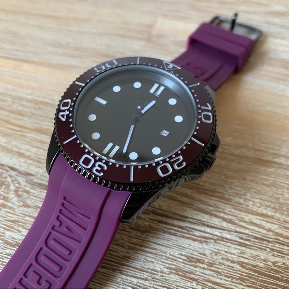 Steve Madden Purple Silicone Strap Embossed Logo Watch - Picture 3 of 11